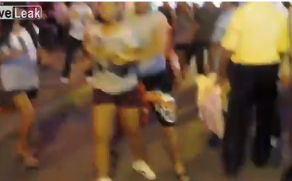 上街狩獵...挑妹子秒被爆頭！路人都不敢勸架：根本專業格鬥片！(片)