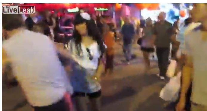 上街狩獵...挑妹子秒被爆頭！路人都不敢勸架：根本專業格鬥片！(片)