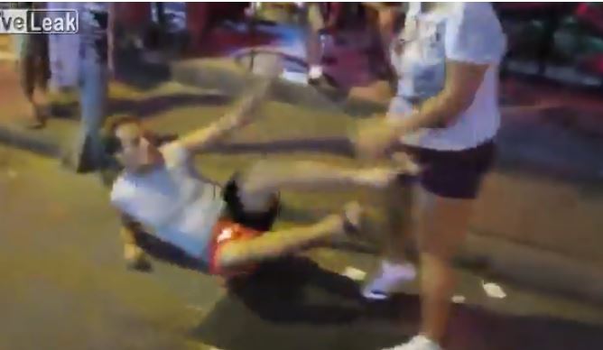 上街狩獵...挑妹子秒被爆頭！路人都不敢勸架：根本專業格鬥片！(片)