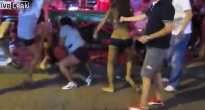 上街狩獵...挑妹子秒被爆頭！路人都不敢勸架：根本專業格鬥片！(片)