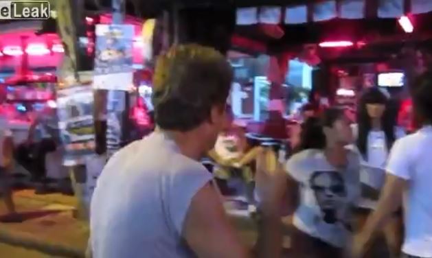 上街狩獵...挑妹子秒被爆頭！路人都不敢勸架：根本專業格鬥片！(片)