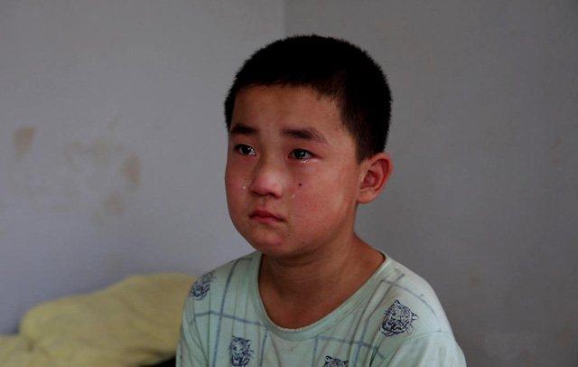 老人收留流浪男孩，送他回家父親拒絕接收，多年後男孩攜巨款報恩
