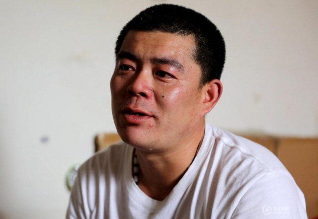 老人收留流浪男孩，送他回家父親拒絕接收，多年後男孩攜巨款報恩