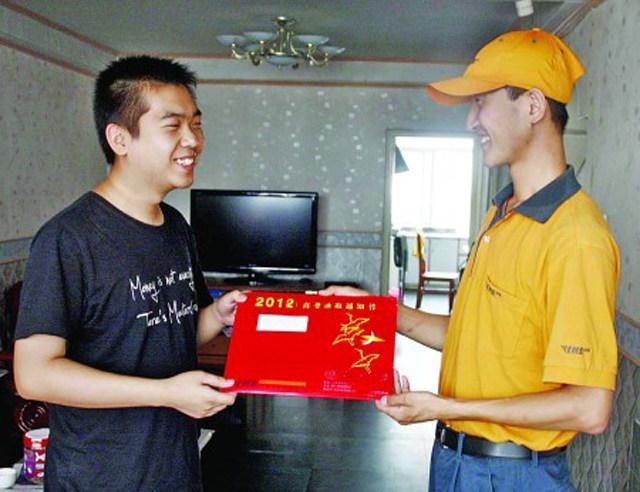 姐姐成績很好高考只考百餘分，14年後姐姐再次高考，弟弟才知隱情