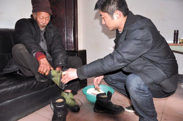 小伙每天給流浪老人兩包子，見到老人兒子，他才知老人身份不一般