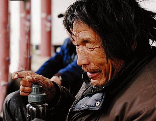 小伙每天給流浪老人兩包子，見到老人兒子，他才知老人身份不一般