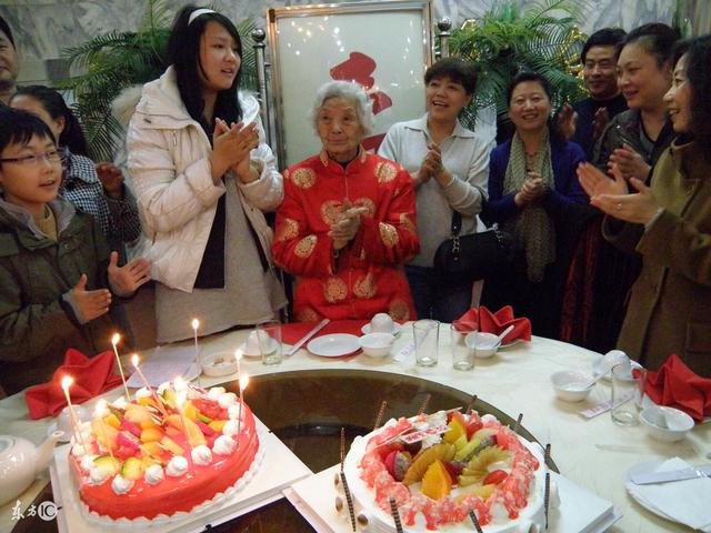 他給岳母過生日，媳婦卻請來了一位客人，看到客人他慚愧低下頭