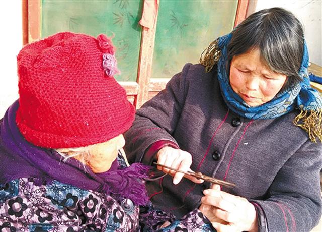 他給岳母過生日，媳婦卻請來了一位客人，看到客人他慚愧低下頭