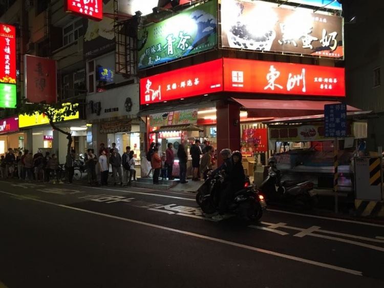 奶茶名店太夯「上百人狂違規」爆買！老闆霸氣喊出「紅單我全收」 網友卻戰翻了