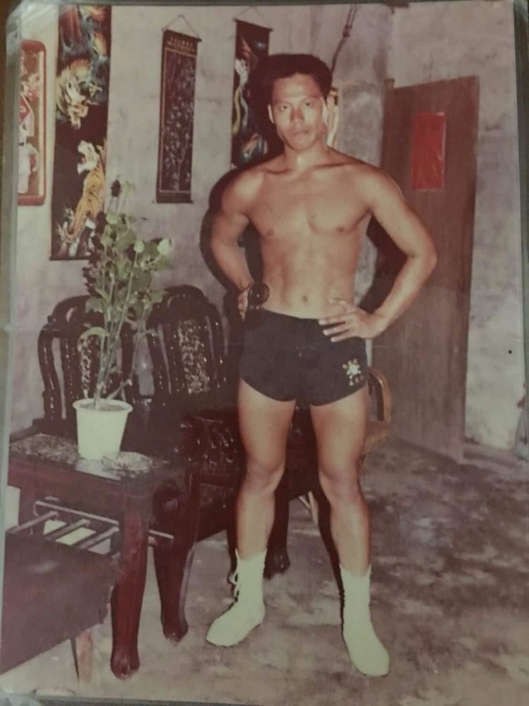 回憶當兵想找昔年同梯！老爸超猛「政戰特遣隊」照網瘋傳… 如今竟還是六塊肌！(影)