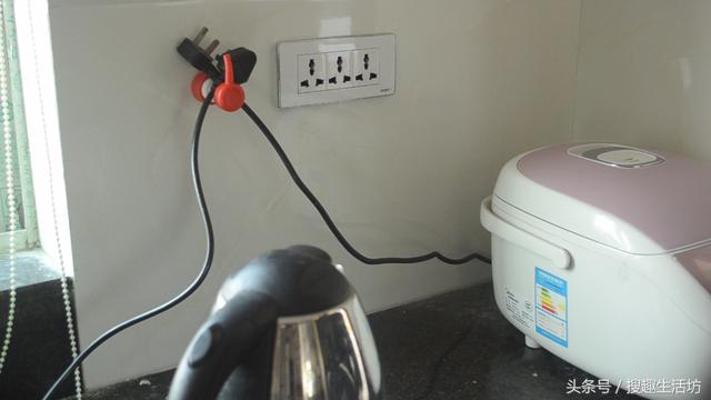 洗髮精用光「噴頭」先留下！管子切掉「貼在牆上」省去不少麻煩！