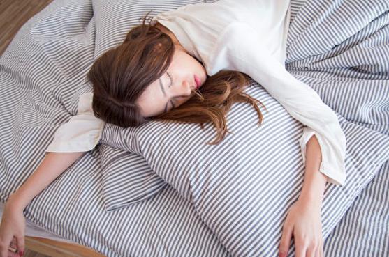 睡覺「抖一下」驚醒是為什麼？　醫生表示：不是做夢！