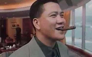 曾是香港巨星，卻為治病散盡萬貫家財，今窮困潦倒吃路邊攤！