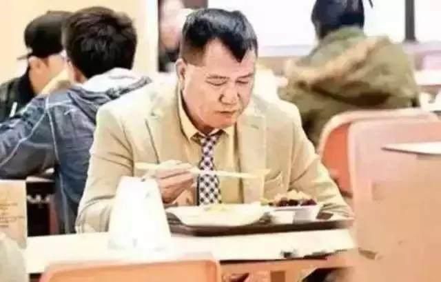 曾是香港巨星，卻為治病散盡萬貫家財，今窮困潦倒吃路邊攤！