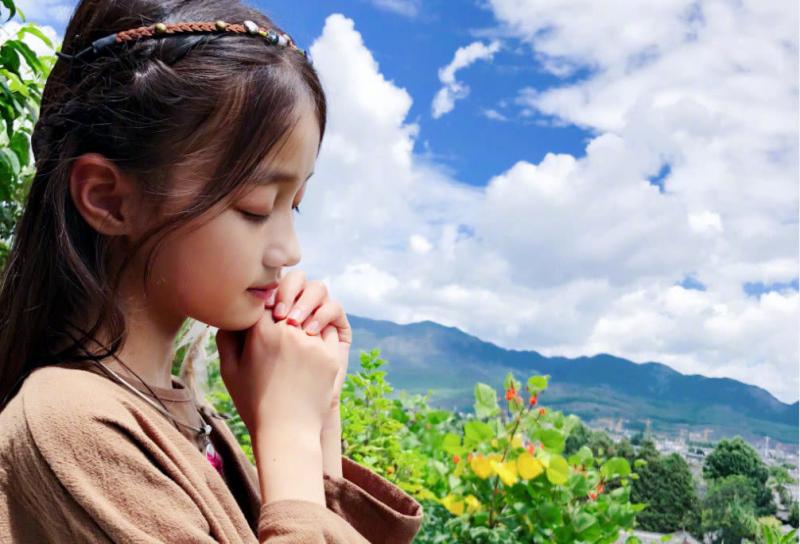 趙薇12歲「女兒」近照曝光，整個娛樂圈都在等她長大！