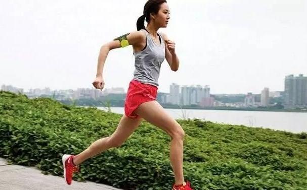 張鈞甯媽媽近照曝光，長相惹人爭議，網友：難怪張鈞甯長得這麼美！