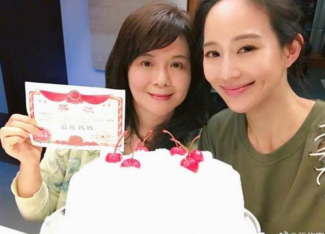 張鈞甯媽媽近照曝光，長相惹人爭議，網友：難怪張鈞甯長得這麼美！
