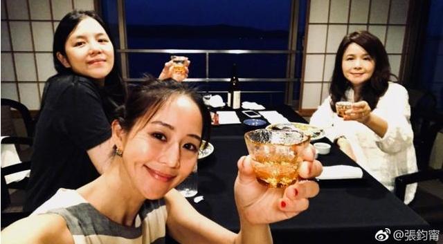 張鈞甯媽媽近照曝光，長相惹人爭議，網友：難怪張鈞甯長得這麼美！