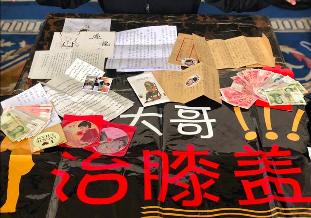 64歲成龍走路要拄拐，腳傷嚴重需手術，卻一直拖延治療時間，原因..
