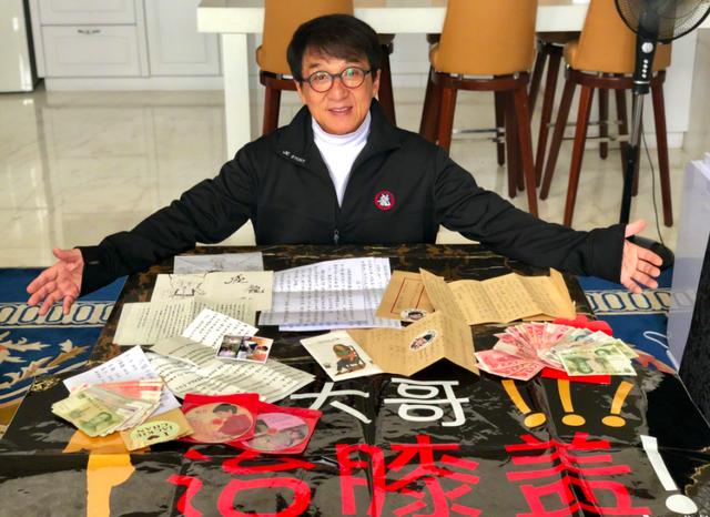 64歲成龍走路要拄拐，腳傷嚴重需手術，卻一直拖延治療時間，原因..