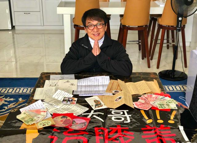 64歲成龍走路要拄拐，腳傷嚴重需手術，卻一直拖延治療時間，原因..