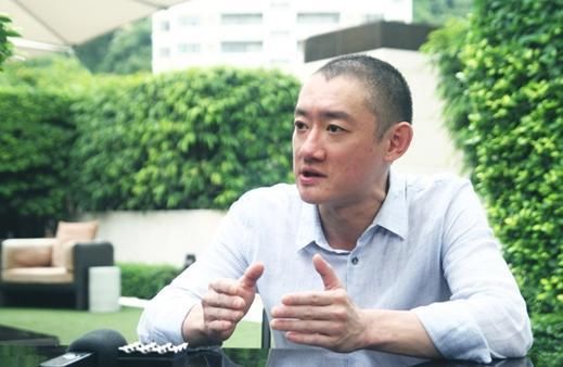 13年前他當眾扇趙薇巴掌，43歲單身生活淒慘，趙薇：還好沒嫁給他！