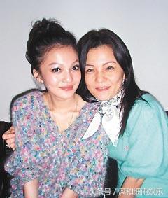 張韶涵媽媽越南工作照曝光，濃妝艷抹身材發福，打扮似少女！