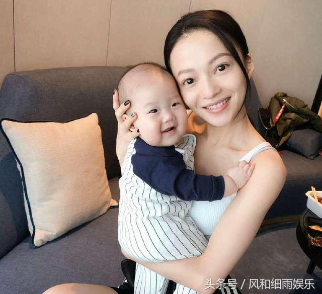 張韶涵媽媽越南工作照曝光，濃妝艷抹身材發福，打扮似少女！