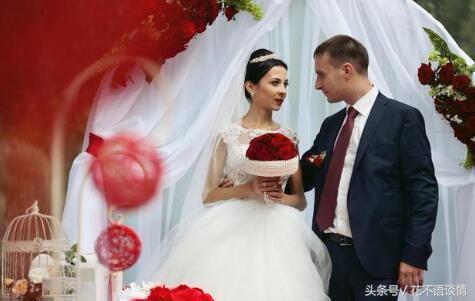 大嫂生兒子，我送去五千紅包，她送我一箱雞蛋，打開後我扔垃圾桶