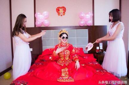 結婚男子湊齊20萬彩禮，婚禮上岳母拿出陪嫁卡，得知餘額他淚目