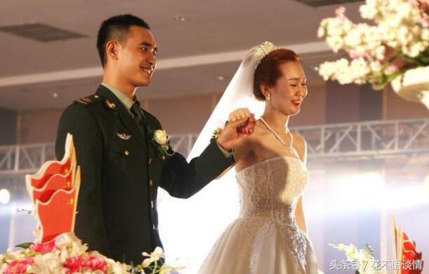 結婚男子湊齊20萬彩禮，婚禮上岳母拿出陪嫁卡，得知餘額他淚目