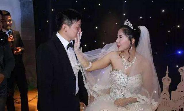 女兒結婚我陪嫁十萬，兒子結婚她送個紅包，拆開後我一夜沒合眼