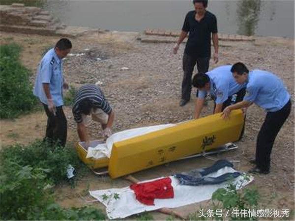 兒子下湖摸魚被淹死，母親湖邊枯坐一夜，第二天抽干湖水直接報警