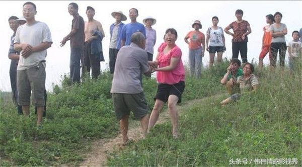 兒子下湖摸魚被淹死，母親湖邊枯坐一夜，第二天抽干湖水直接報警