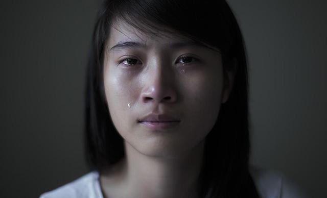 丈夫在城裡當包工頭每月寄回八千，妻子帶女兒找過去，推開門哭了