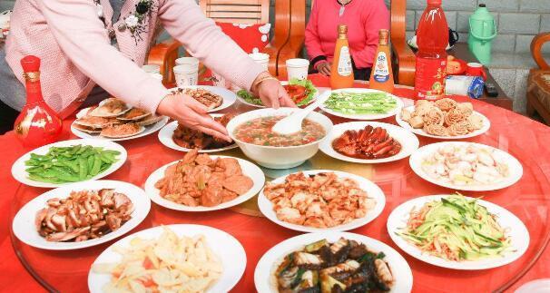 老公，去你媽那吃頓飯，她跟我要兩千塊，下次咱去飯館吃吧，便宜