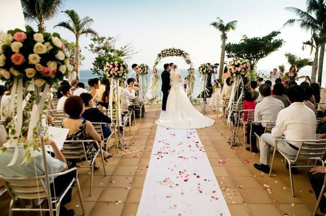 母親去世我離開繼父家，結婚那天收到條信息，我淚流不止
