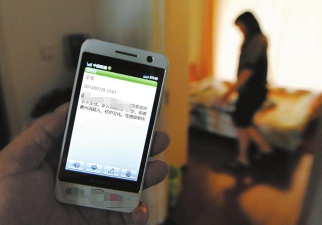 母親去世我離開繼父家，結婚那天收到條信息，我淚流不止