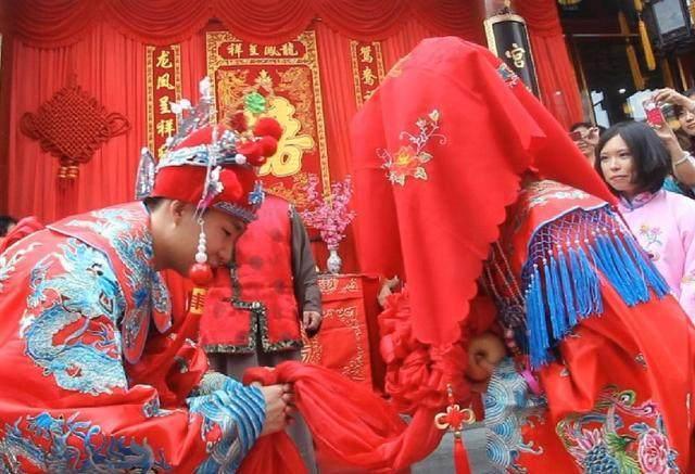老公去世我再婚，婚禮上收到他寄來的包裹，讓我泣不成聲！