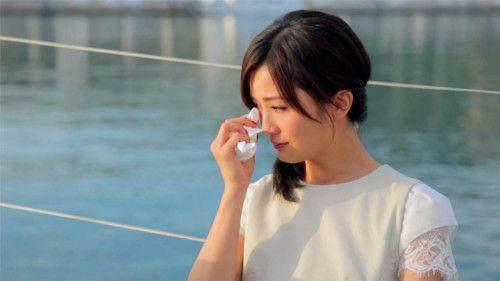 老公去世我再婚，婚禮上收到他寄來的包裹，讓我泣不成聲！