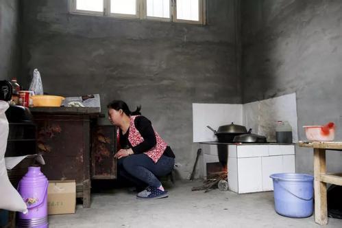 妻子在城裡當保姆每月寄回六千，我帶兒子找過去，推開門我哽咽了