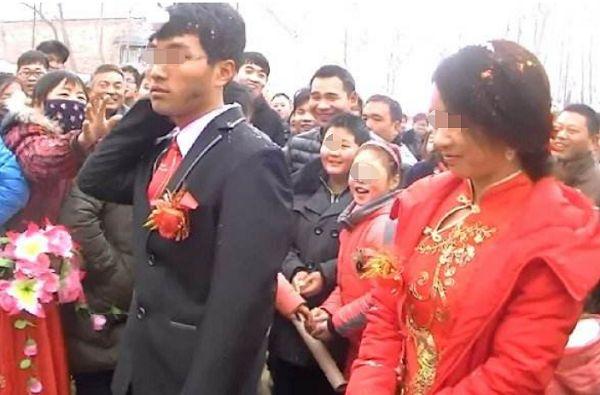 新婚夜新娘總是說噁心，新郎醉酒蒙頭睡覺，次日起床家人不淡定