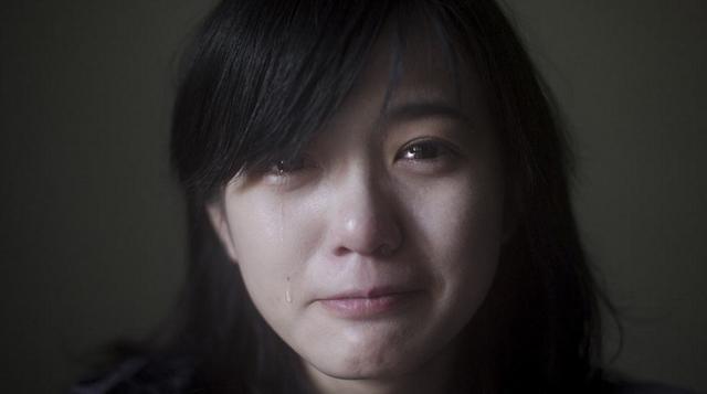 姐姐落難後問弟弟借錢，錢沒借到反被羞辱一頓，回家路上傻了眼