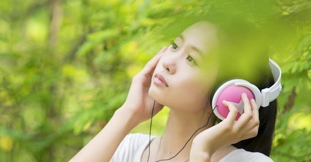 我外出打工回來，看到老婆碗里的菜，二話不說就砸了我媽的鍋