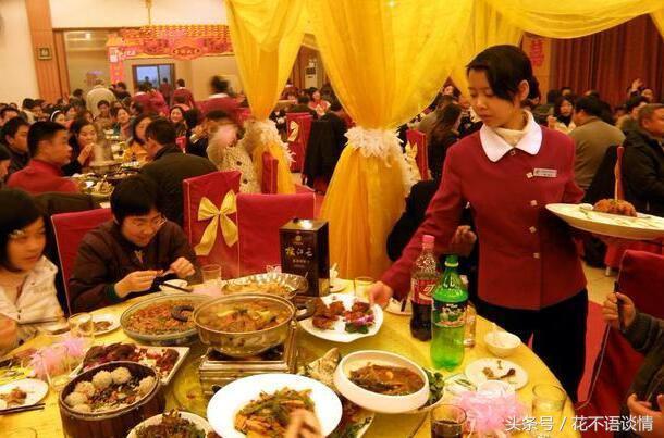 弟弟訂婚，酒席錢我出，送了兩千紅包，看到朋友圈，我忍不住落淚