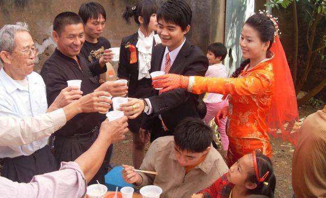 為撫養哥哥遺孤他終生未娶，吃盡苦頭，二十年後侄子讓他雙喜臨門
