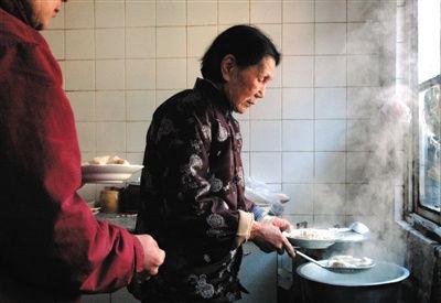 我生日女兒給我買了件衣服，隔天她自殺，我在衣服里發現真相
