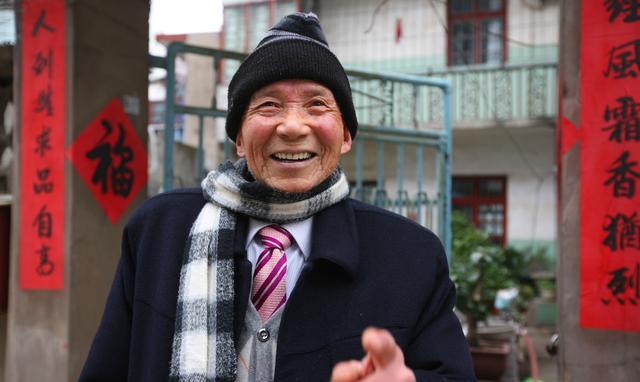  小伙收留陌生老人3年，一輛豪車接老人回家，才知老人身份不一般