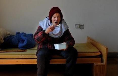 老母親失蹤，4個兒子都找不到，孫子突然說：奶奶在爺爺那