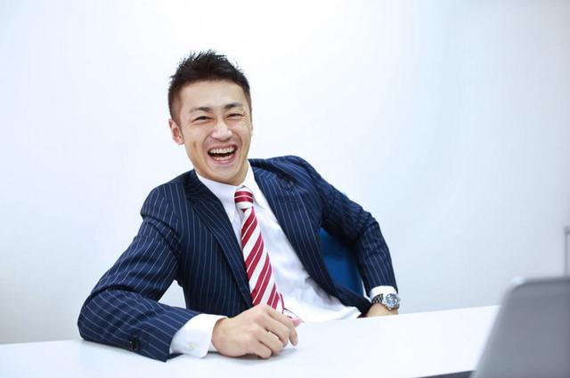 落難後四處借錢，只有一人借給他一千，十年後他讓那人成了大老闆